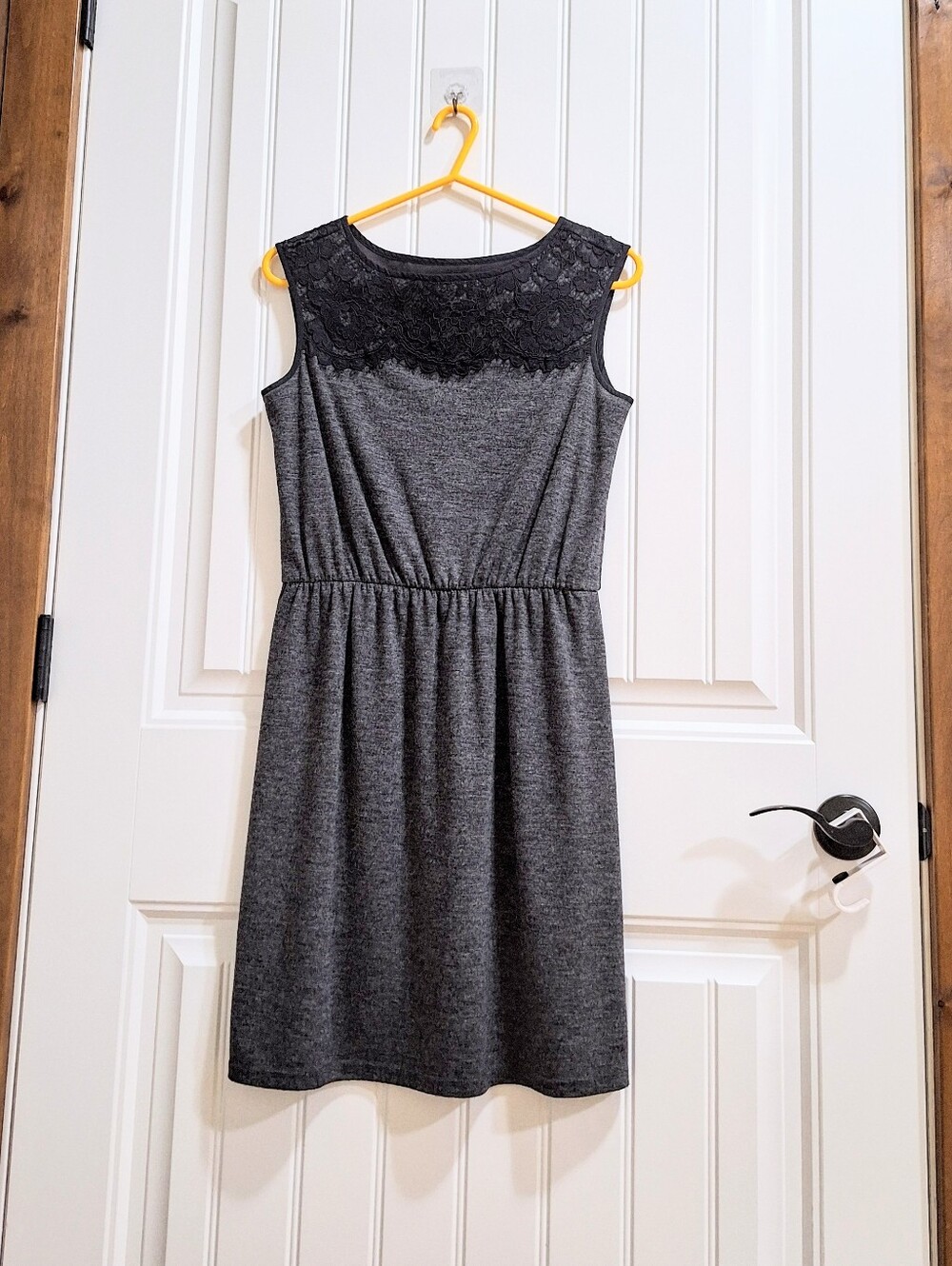 LOFT gray & black lace dress, black lace trim on the neckline, lined, SP Petite